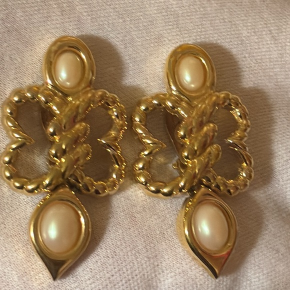 Fancy Vintage Nina Ricci gold rope hearts faux pearl clip on earrings - Picture 3 of 7